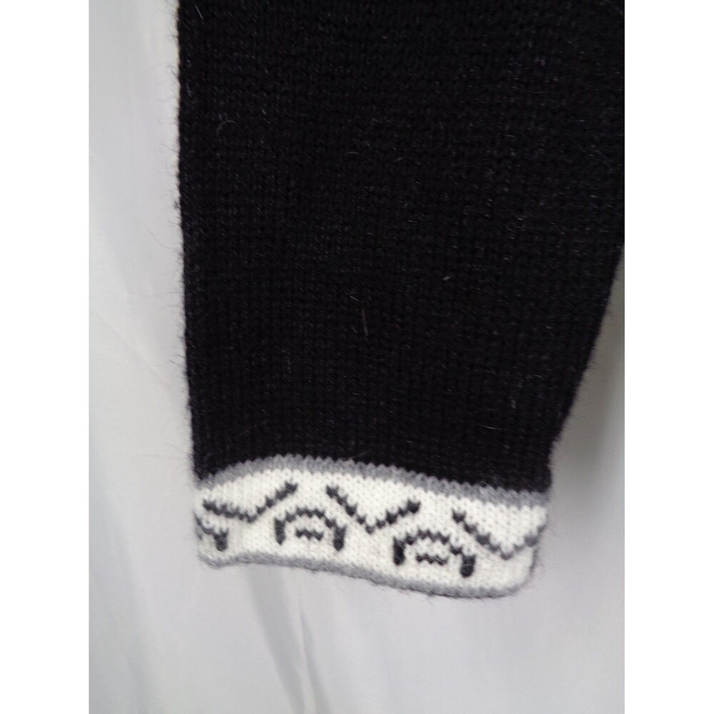 Elegant Black and White Patterned Hooded Sweater - Picture 13 of 16